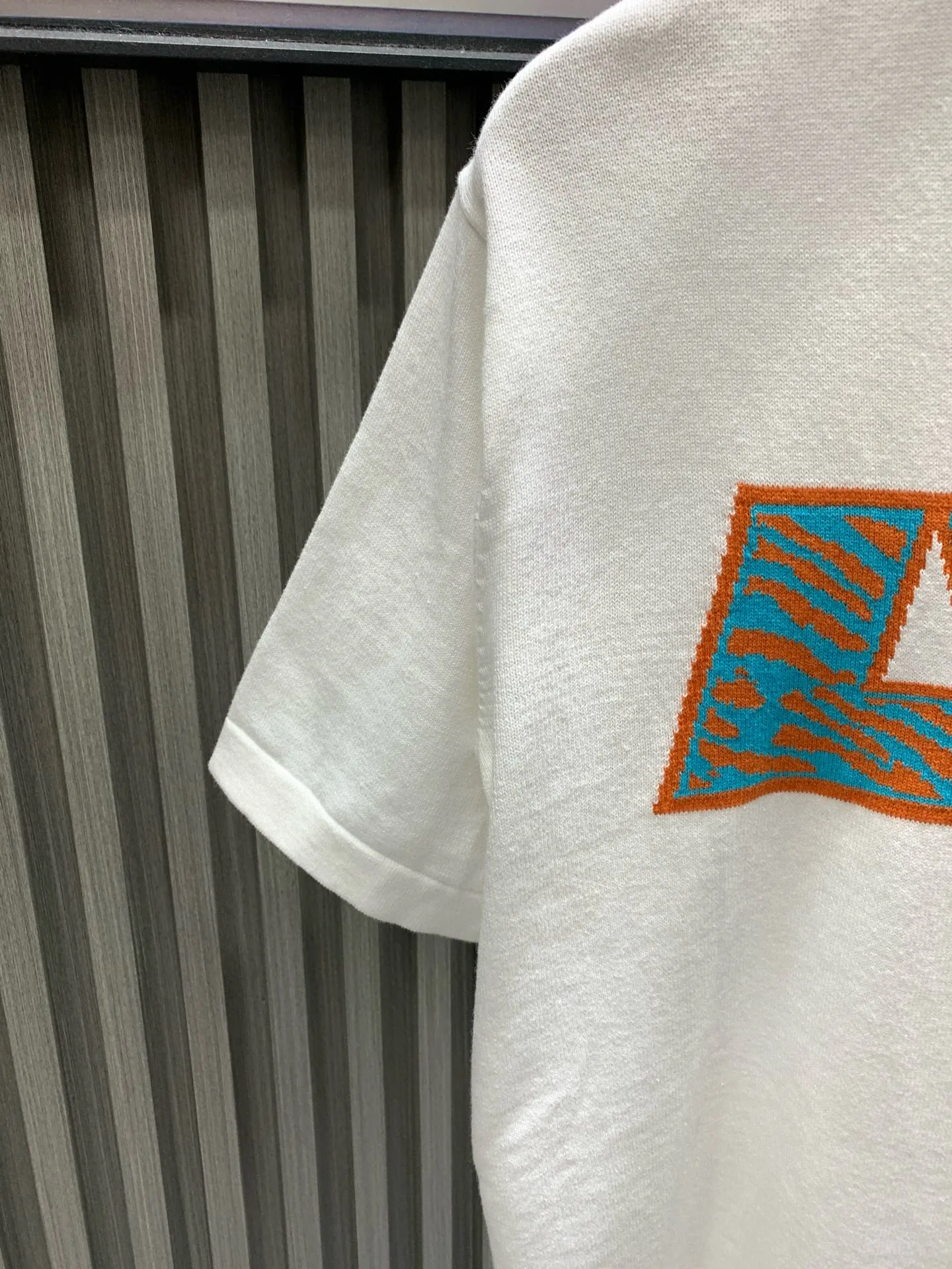 🅿️290 🀄️ Louis Vuitton Louis Vuitton 1v twill letter short-sleeved crew neck shirt. This T-shirt uses 14s intarsia technology. The logo is woven in contrasting colors. The flipped armholes are specially stitched to inject new ideas. The mulberry silk intarsia label on the back presents a mirror effect. If the jacquard is presented using a reverse-to-positive process, the visual craftsmanship of the sweater will be stronger. The contrast between the tissues will make the concave and convex texture more obvious. Clever use of yarn characteristics to reflect the details